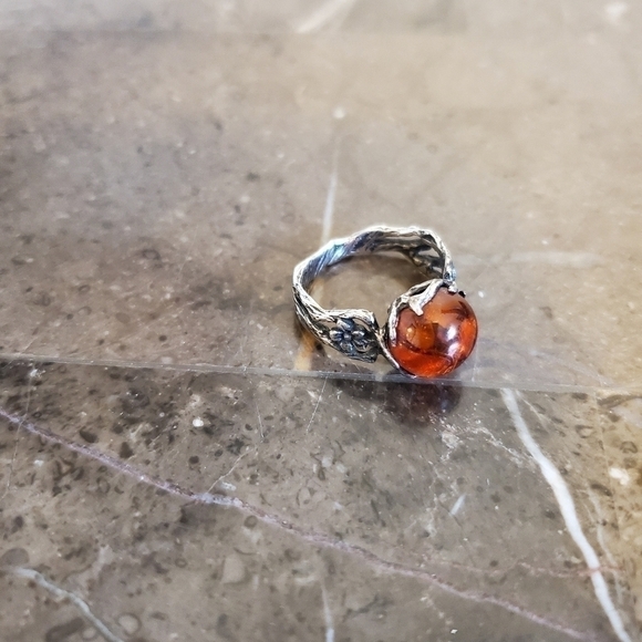 STERLING silver ring with an amber stone. Size 6 - Picture 1 of 5